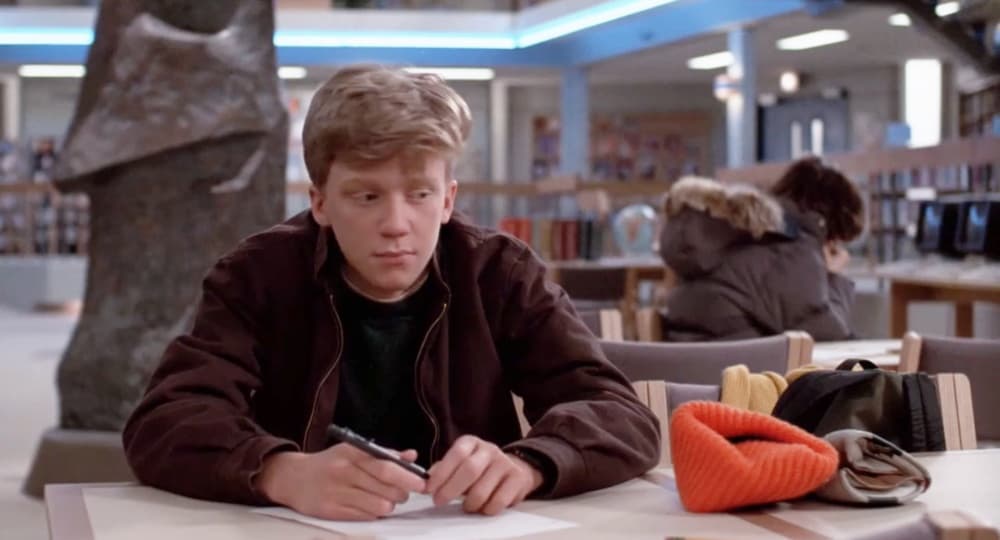 <b>Anthony Michael Hall (Brian Johnson)</b>
<br>Brian era el típico adolescente enfocado en sus estudios, al que todos molestaban por sus buenas calificaciones. Lo castigaron por meter una pistola de bengalas a la escuela, misma que explotó en su casillero.