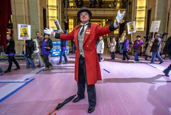 Los Oscars están a la vuelta de la esquina y entre la lluvia y las protestas de trabajadores del sindicato y una polémica réplica de la estatuilla de 8' pies, inspirada en la recien muerte del actor Phillip Seymour Hoffmann, han dado al evento una cara de la industria poco conocida por muchos.