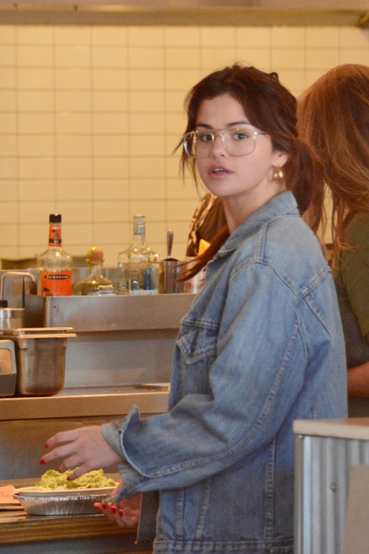 Selena Gómez fue sorprendida por los paparazzi a su salida de un restaurante de comida rápida en Calabasas, California.