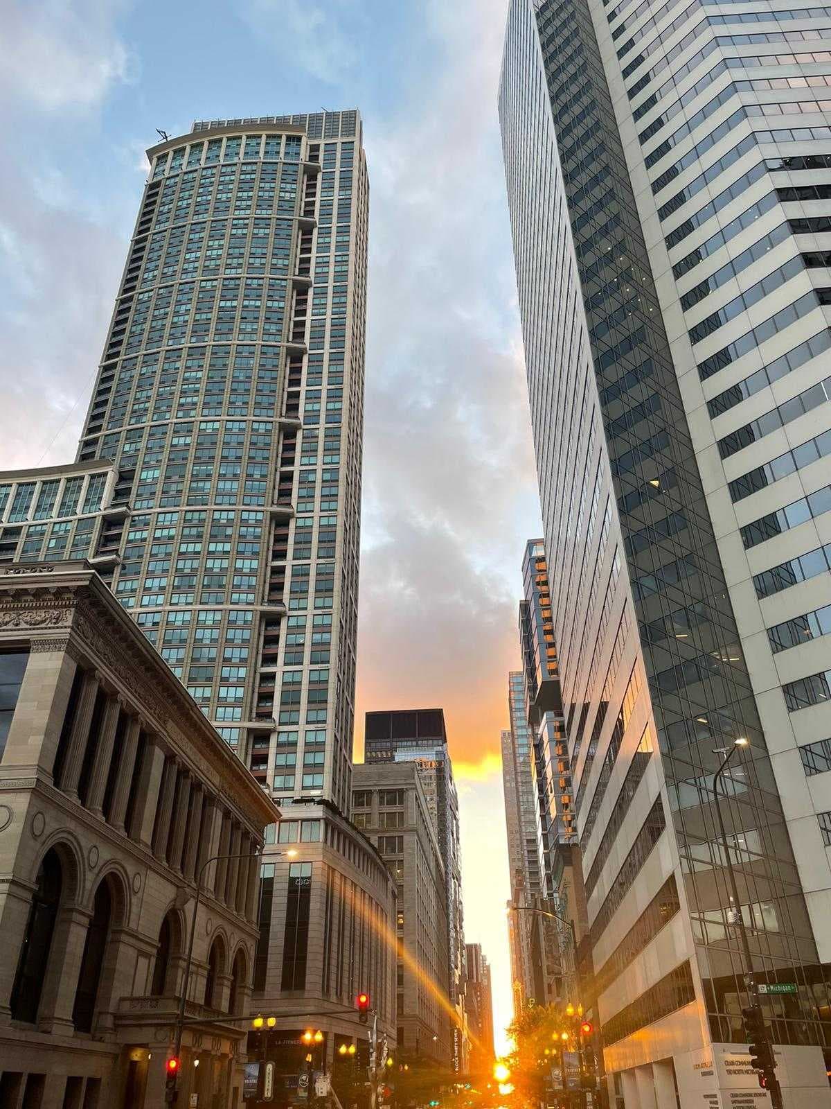 Chicagohenge otoño 2022 en Chicago. El reflejo de la luz del Sol y los edificios es un claro aviso de que el otoño ya llegó.