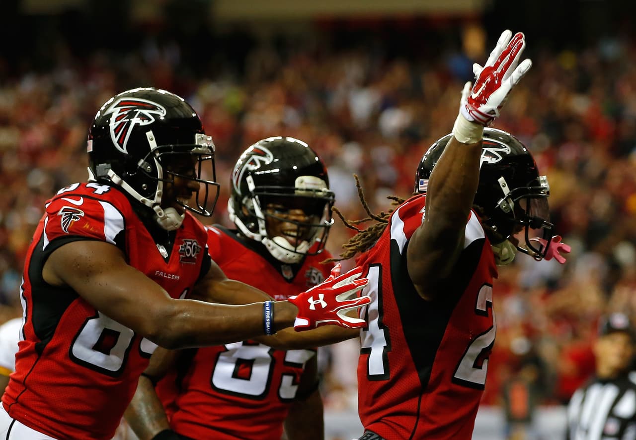 En el 2015 el equipo de Atlanta Falcons puso ruido falso en las bocinas del estadio, ovaciones y gritos de aficionados, para que los rivales se sintieran presionados, este evento fue mejor conocido como el “noisegate”. Fueron multados con 350 mil dólares.