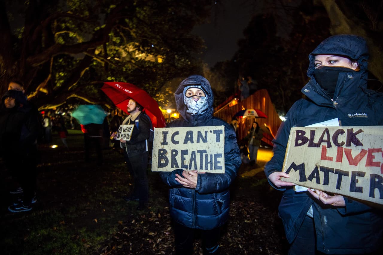 “No puedo respirar”, uno de los carteles vistos en una manifestación por la muerte de George Floyd en Wellington, Nueva Zelanda. 1 de junio.
<br>