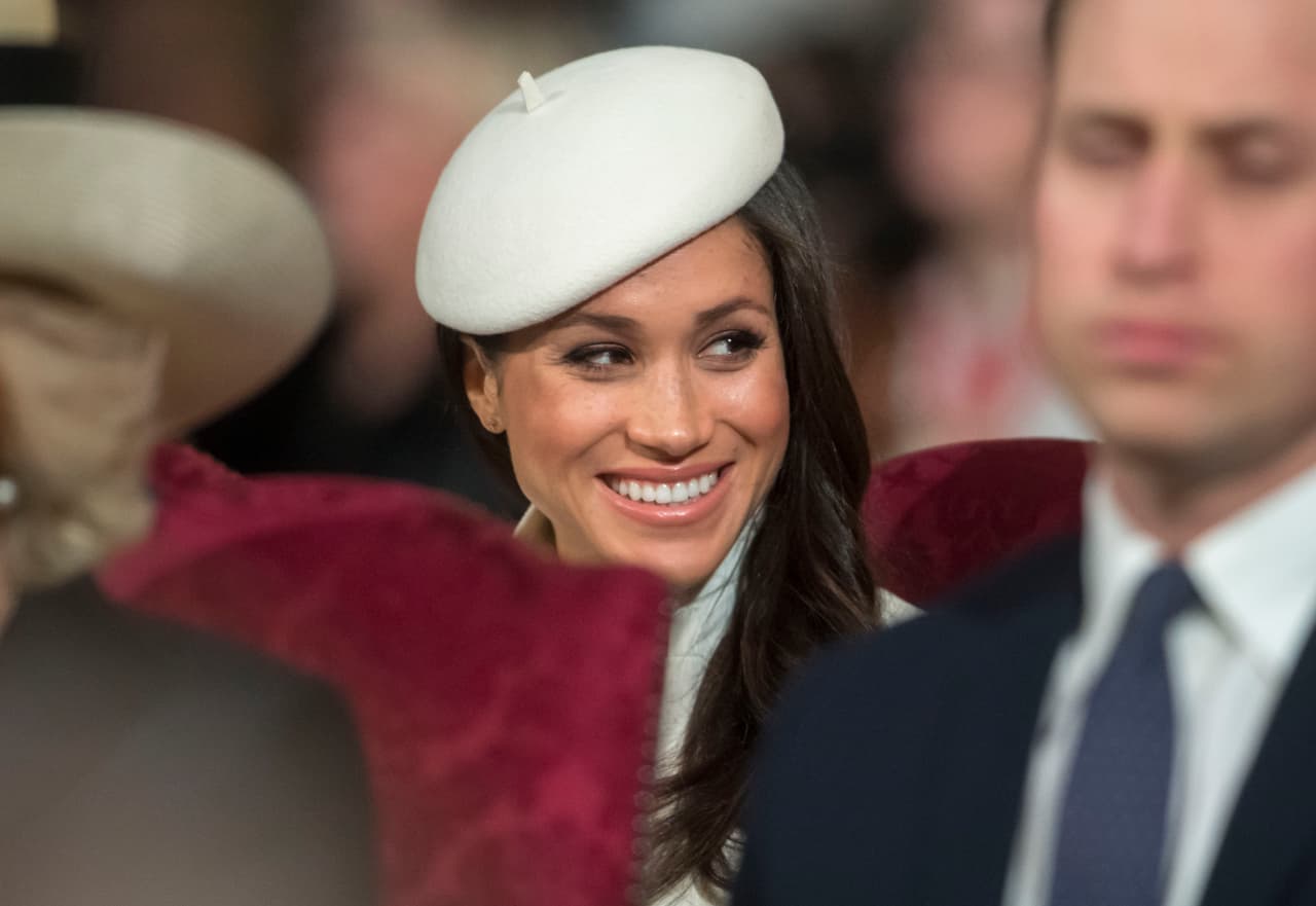 A pesar de los señalamientos, la futura esposa del príncipe Harry no pierde la sonrisa. Este lunes fue a un servicio por el Día de la Mancomunidad de Naciones en la abadía de Westminster, en Londres, siendo el primer acto oficial al que acude junto a la reina Isabel II.