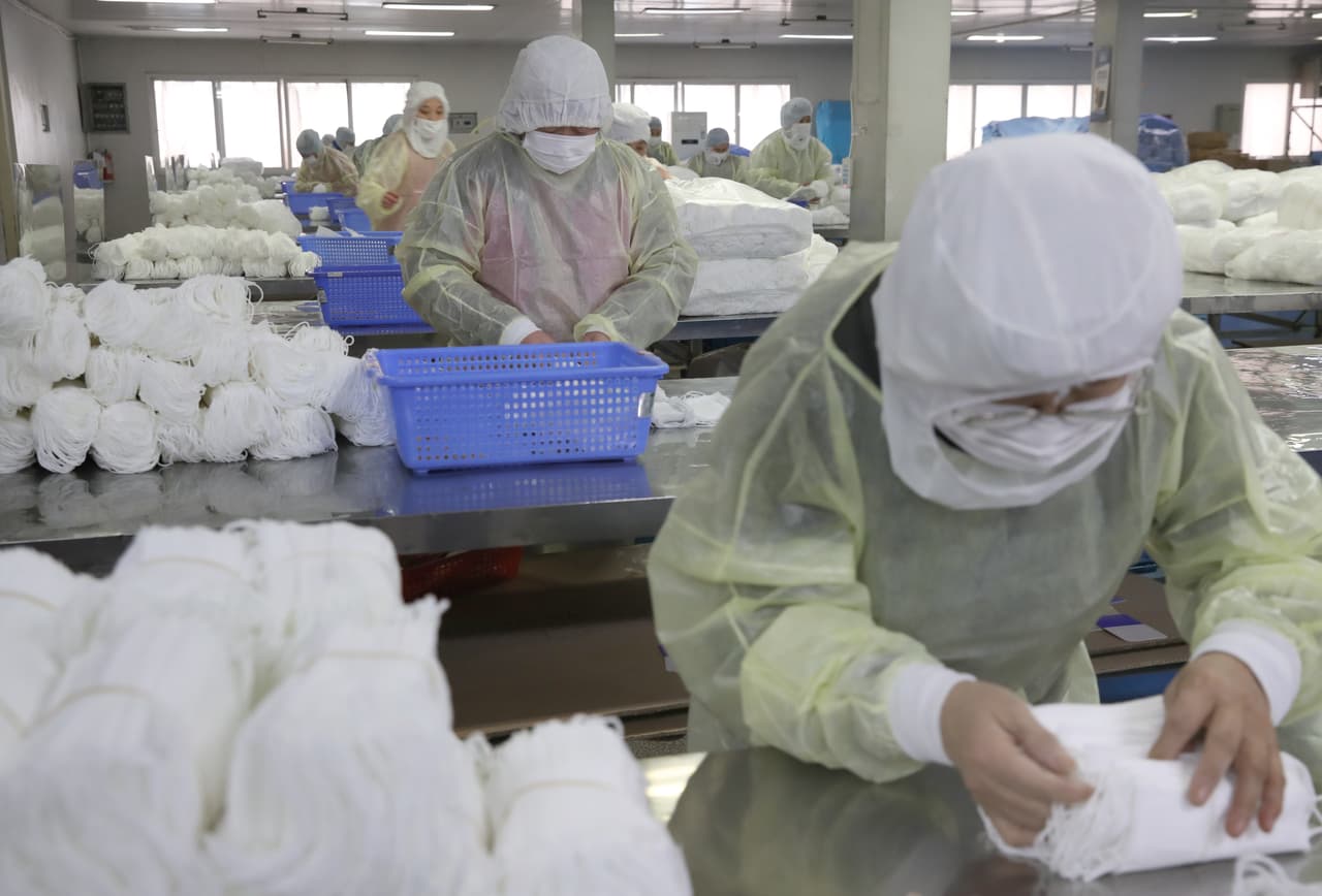 La agencia estatal informó que el primer ministro chino, Li Keqiang, subrayó el refuerzo de los suministros médicos como una de las prioridades para la lucha contra esta neumonía vírica. En la fotografía una fábrica de máscaras en plena producción, en la provincia de Jiangsu.