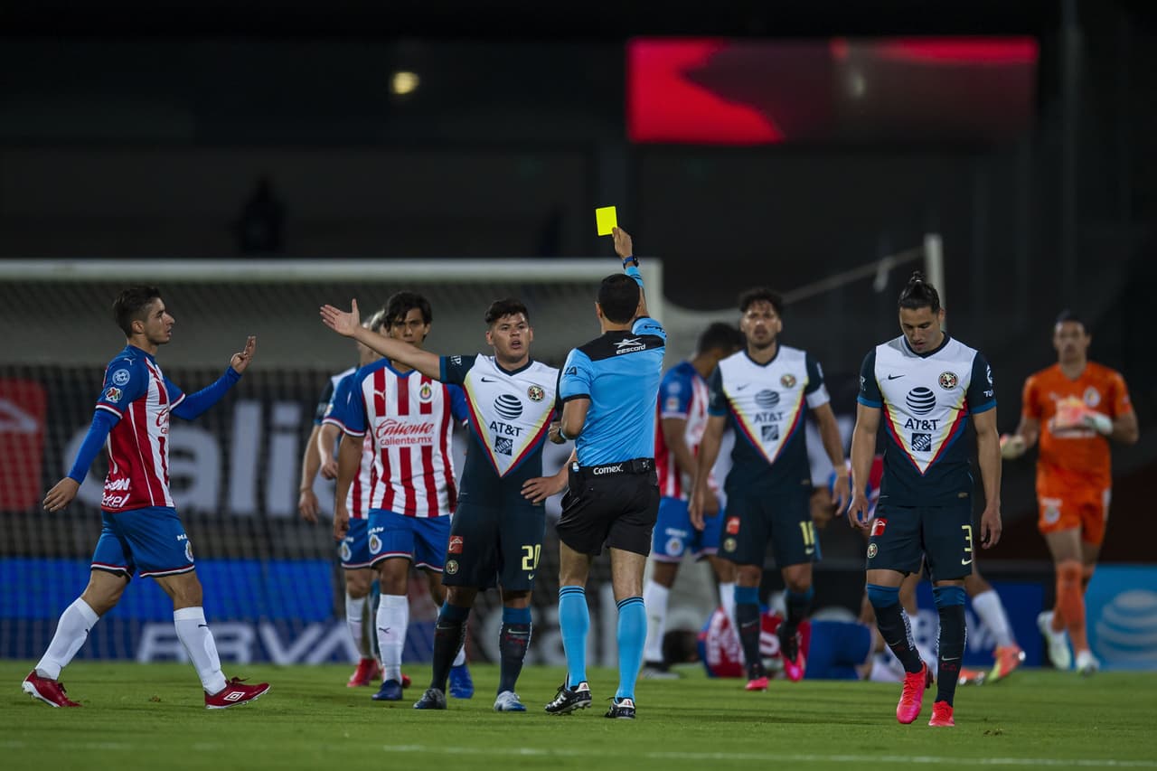 El juego ríspido provocó varias tarjetas amarillas, aquí Richard Sánchez se llevó el cartón preventivo.