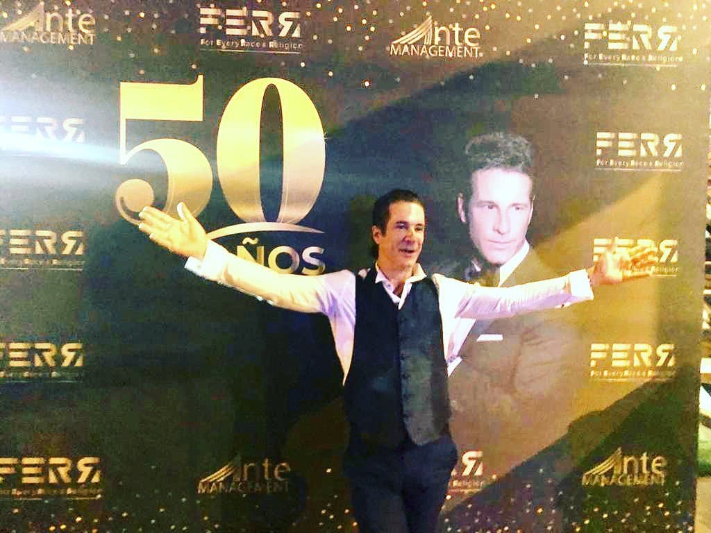 Por ejemplo, en diciembre pasado el actor aseguró que 
<b><a href="https://www.univision.com/famosos/fernando-carrillo-se-contradice-ahora-alega-que-no-visita-a-su-hijo-en-eeuu-por-un-viejo-arresto-por-dui-fotos" target="_blank">no visitaba a su hijo</a></b> en EEUU debido a que fue arrestado en el año 2000 en Miami por manejar bajo los efectos del alcohol o las drogas.