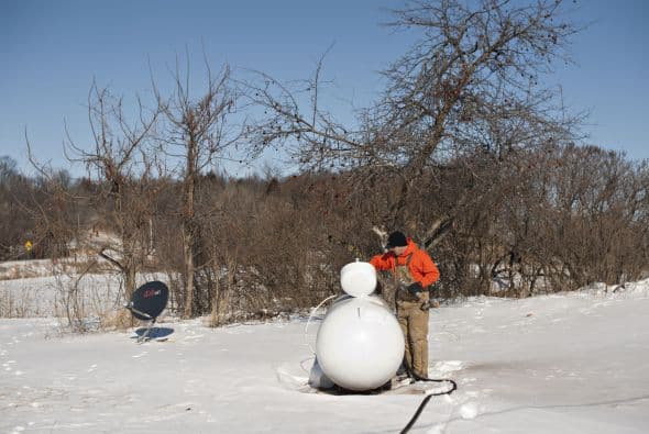 El domingo al mediodía, el distrito escolar de Chicago "que abarca a unos 400.000 estudiantes en más de 650 escuelas" dijo que estaría cerrado el lunes. Los distritos en los suburbios de Chicago también anunciaron que cerrarían el lunes.