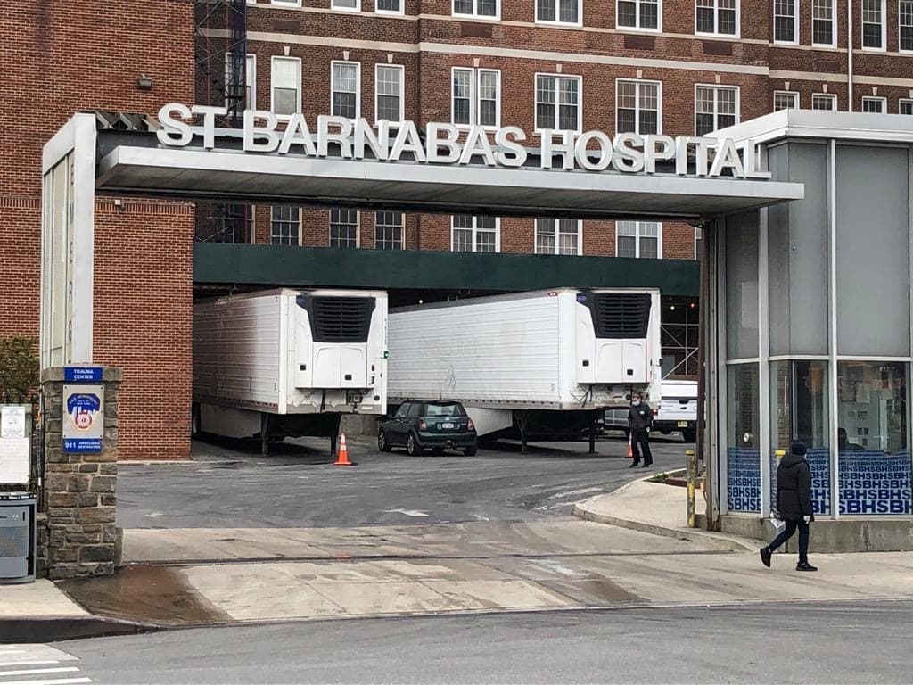 Estos eran los camiones en el Hospital St. Barnabas en El Bronx. Algunos de estos camiones se 
<a href="https://www.univision.com/local/nueva-york-wxtv/camiones-refrigerados-se-convierten-en-morgues-en-nueva-york-en-medio-de-la-crisis-del-coronavirus">conviertieron en morgues</a> cuando a finales de marzo principios de abril se reportan más de mil muertes diarias.