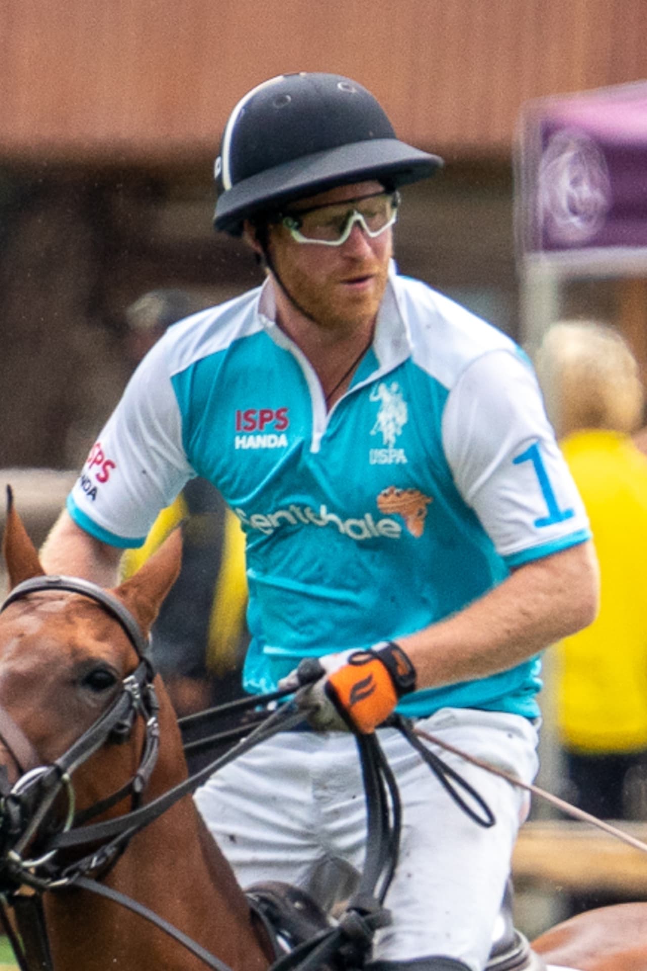 El nieto de la reina Isabel II viajó a Aspen, Colorado, para participar en una 
<b>competencia de polo con causa</b> en el que mostró su destreza en este deporte, actividad que 
<b><a href="https://www.univision.com/noticias/mundo/william-harry-funeral-reencuentro-principes-fotos">solía hacer junto a su hermano, el príncipe William</a></b>.