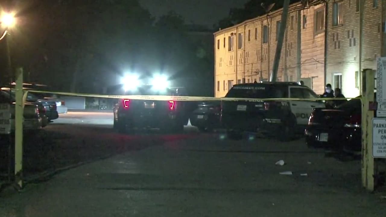 El hombre intercambió disparos con los sospechosos que huyeron del lugar.