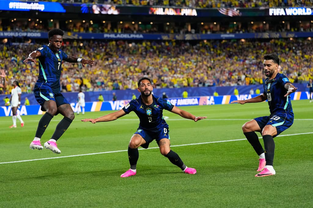 Los jugadores de Brasil celebran frente a los aficionados que les apoyan incansablemente desde la tribuna.