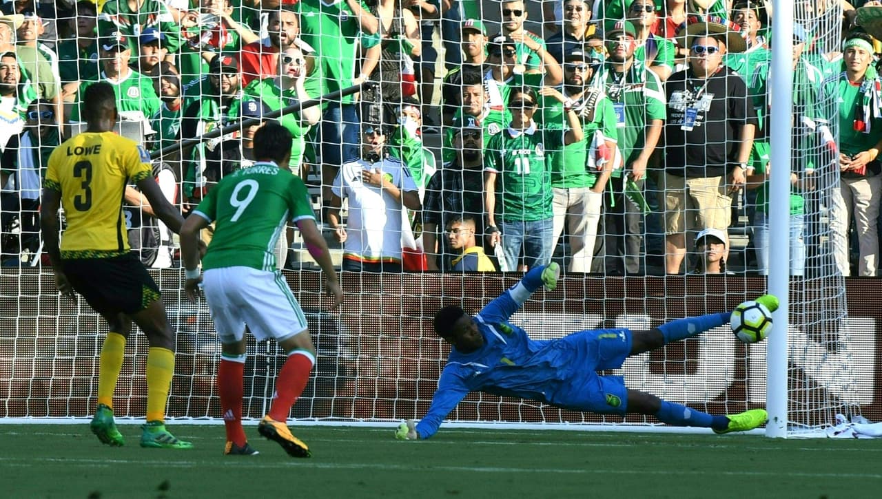 Una de las primeras llegadas del partido fue un remate del "Cubo" Torres pero Andre Blake logró tapar tras un desvío de la defensa.