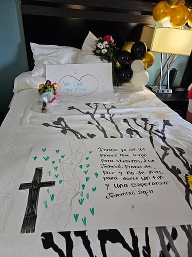 La cama fue arreglada con globos, flores y una cartulina con un versículo bíblico: Jeremías 29:11.