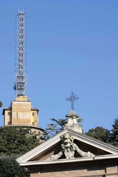 Las celdas están escasamente amuebladas y la única decoración visible son crucifijos y unos pocos cuadros con escenas de la vida religiosa, según el Vaticano.