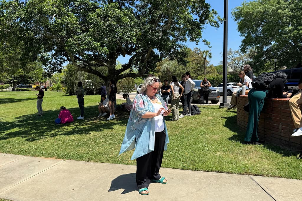 Entrada la tarde, al menos seis personas habían sido hospitalizadas, incluyendo una en estado crítico, indicó a The Associated Press un portavoz del Tallahassee Memorial Healthcare.