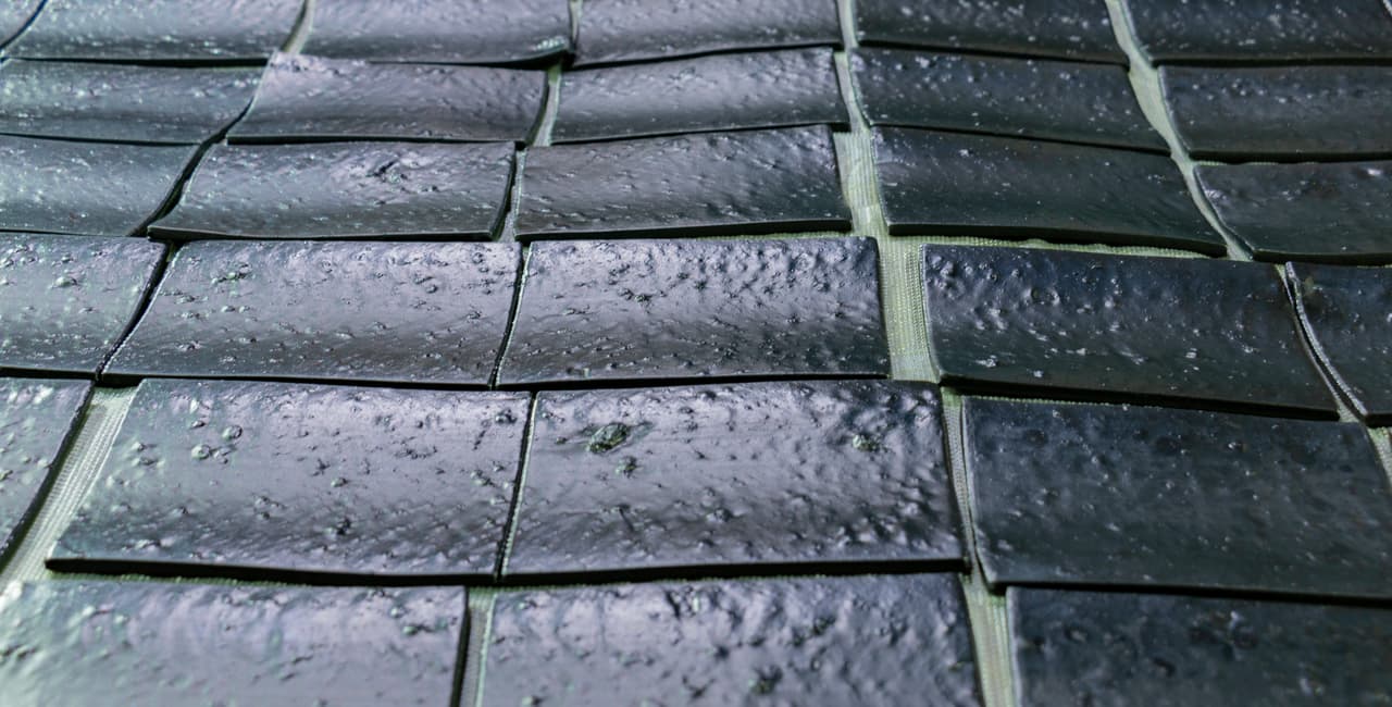 <h3 class="cms-H3-H3">4. Caucho vulcanizado</h3>
<br>
<br>El caucho natural ya se usaba en la fabricación de botas durante la década de 1830, pero el material no soportaba temperaturas extremas: se agrietaba en el frío o se derretía en el calor. 
<br>
<br>El químico estadounidense Charles Goodyear realizaba experimentos con caucho en 1836 cuando accidentalmente dejó caer un poco sobre una estufa caliente. En lugar de derretirse, el material se carbonizó en una sustancia sólida y resistente al calor que se conocería como caucho vulcanizado. 
<br>