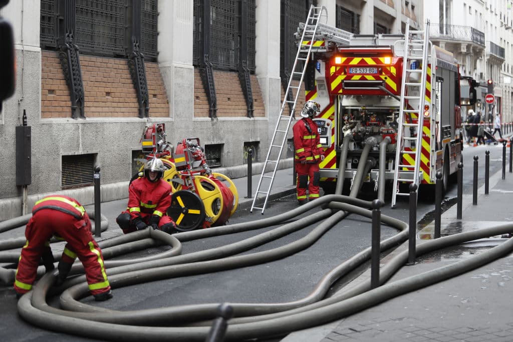 Los servicios de emergencia atienden a la explosión que ocurrió en una panadería en la Rue de Trévise en el 9no distrito este sábado en París. Foto por Kiran Ridley/Getty Images