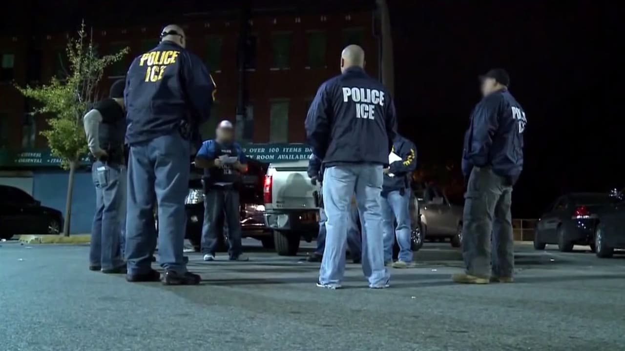 Tribunal bloquea ley de California que buscaba obligar a agentes de ICE a portar una placa con nombre