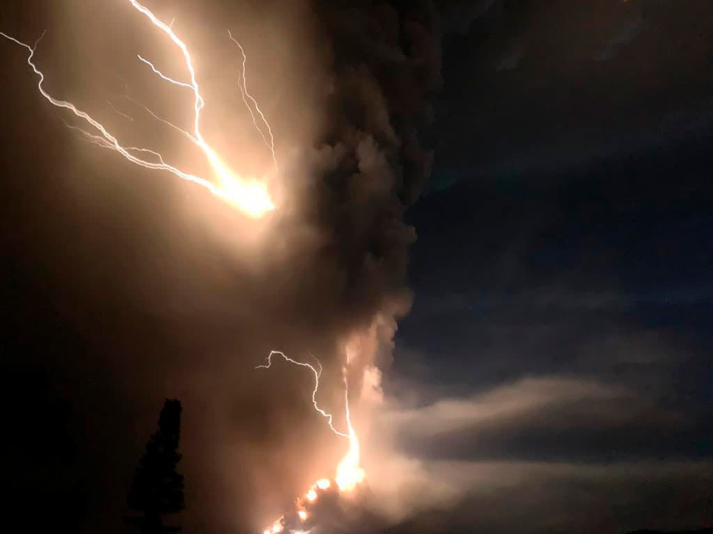 La actividad del volcán Taal está coronada por asombrosos rayos que caen sobre la cima.