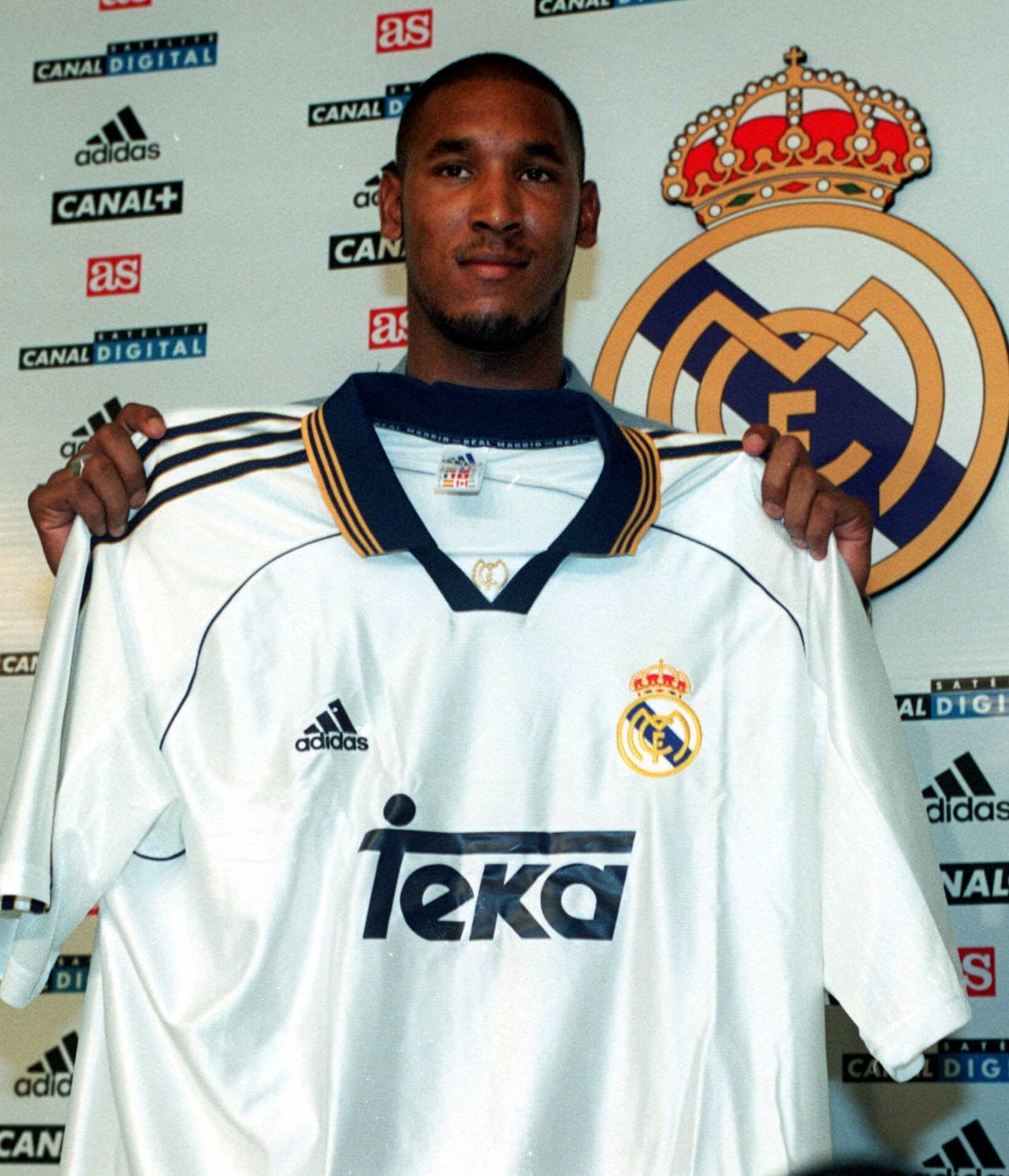 Fue traspasado al Real Madrid en 1999 y solo estuvo un año en el que jugó 28 partidos y marcó cuatro goles.