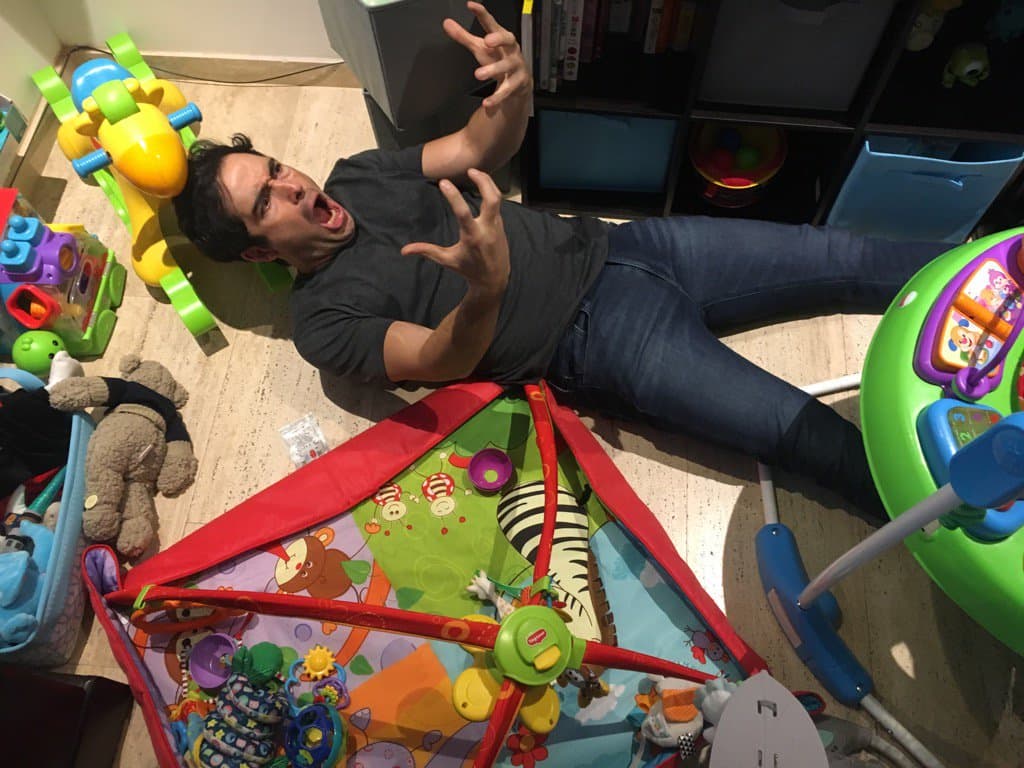 ¿Qué está haciendo
<b><a href="http://www.univision.com/temas/alfonso-herrera">Poncho</a></b>? Cualquiera pensaría que está pasando un divertido momento con los juguetes de su hijo, pero no, se encontraba festejando un gol de su equipo favorito, pero eso sí, ahora lo hace como todo un padre responsable.