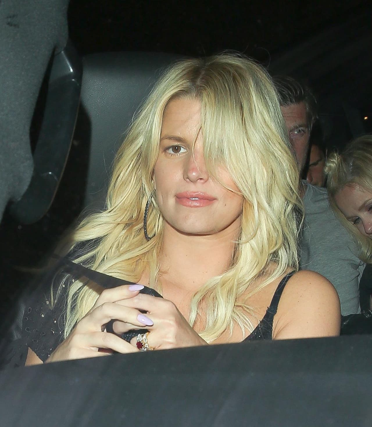 Ella también se la afiló y se acomodó el tabique, luciendo más respingada.