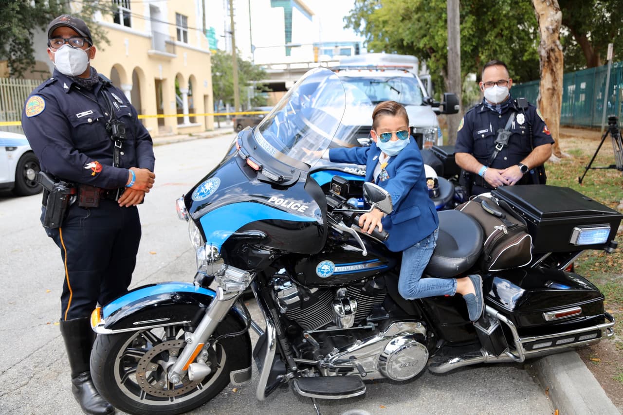 "Tú eres nuestro héroe" dijeron los oficiales, que nombraron el día como el "Día de Dante".
