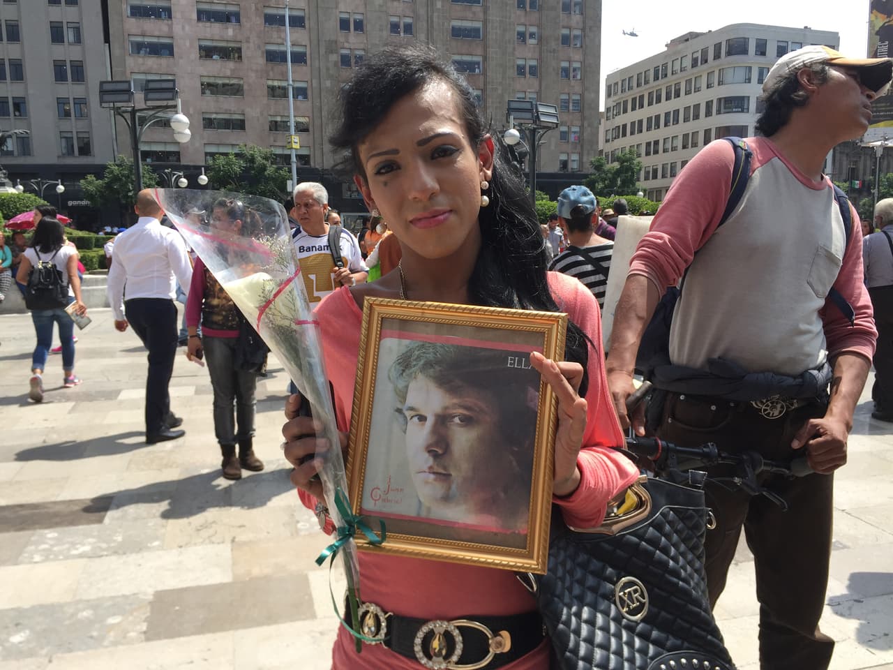 Geraldine Sánchez camina escuchando la música de "uno más de su familia".