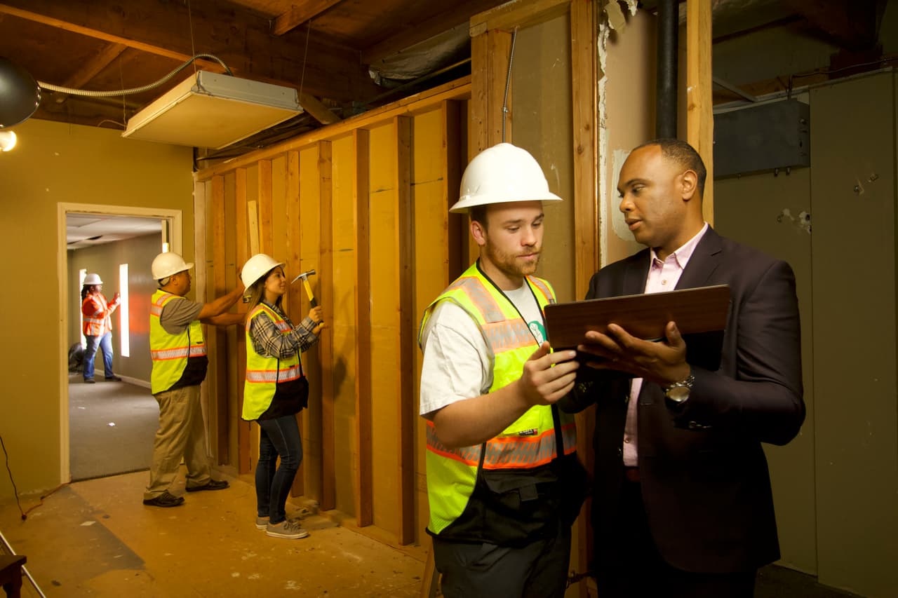 Simmons ha impulsado la contratación de mano de obra local y busca ofrecer oportunidades para los jóvenes.