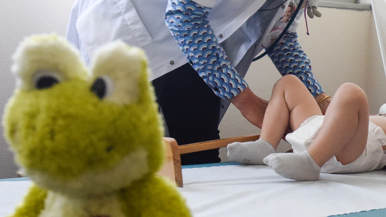 Bebes presuntamente torturados por su padre y madrastra muestran ceguera y quemaduras