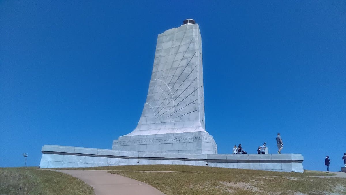 <b><a href="https://www.nps.gov/wrbr/index.htm">Wright Brothers National Memorial (Kill Devil Hills)</a></b>. En este parque los visitantes pueden ver una réplica del avión de los hermanos Wright y recibir una entretenida forma de conocer la historia del vuelo.
<br>
<br>
<b><a href="https://goo.gl/maps/S7hM8xhBgU8tTubk9">Cómo llegar</a></b>