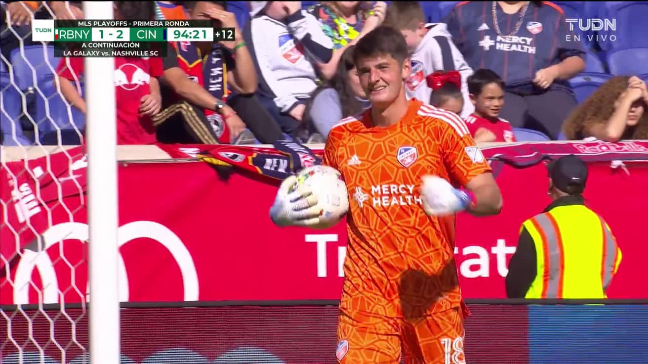 ¡TIRO ATAJADO! disparo por Patryk Klimala.