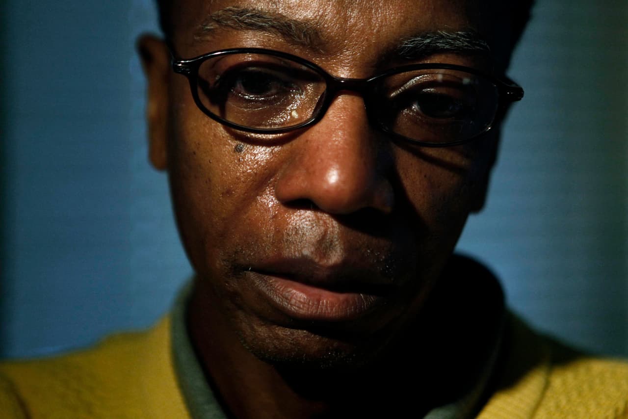 <b>2009. Centro cívico de inmigrantes en Binghamton, Nueva York.</b> Jiverly Voong, un vietnamita de 41 años naturalizado estadounidense, entró armado a la Asociación Cívica Americana, una organización que asiste a inmigrantes donde había tomado clases de inglés. 
<a href="https://www.univision.com/noticias/noticias-de-eeuu/luto-y-dolor-por-masacre-en-nueva-york">Fue a su antiguo salón de clases y mató a 13 excompañeros</a>. Disparó 98 tiros de dos pistolas en aproximadamente un minuto y luego se suicidó. En la fotografía Omri Yigal, esposo de Doris Yigal, inmigrante Filipina asesinada por Wong en el tiroteo. 3 de abril de 2009.