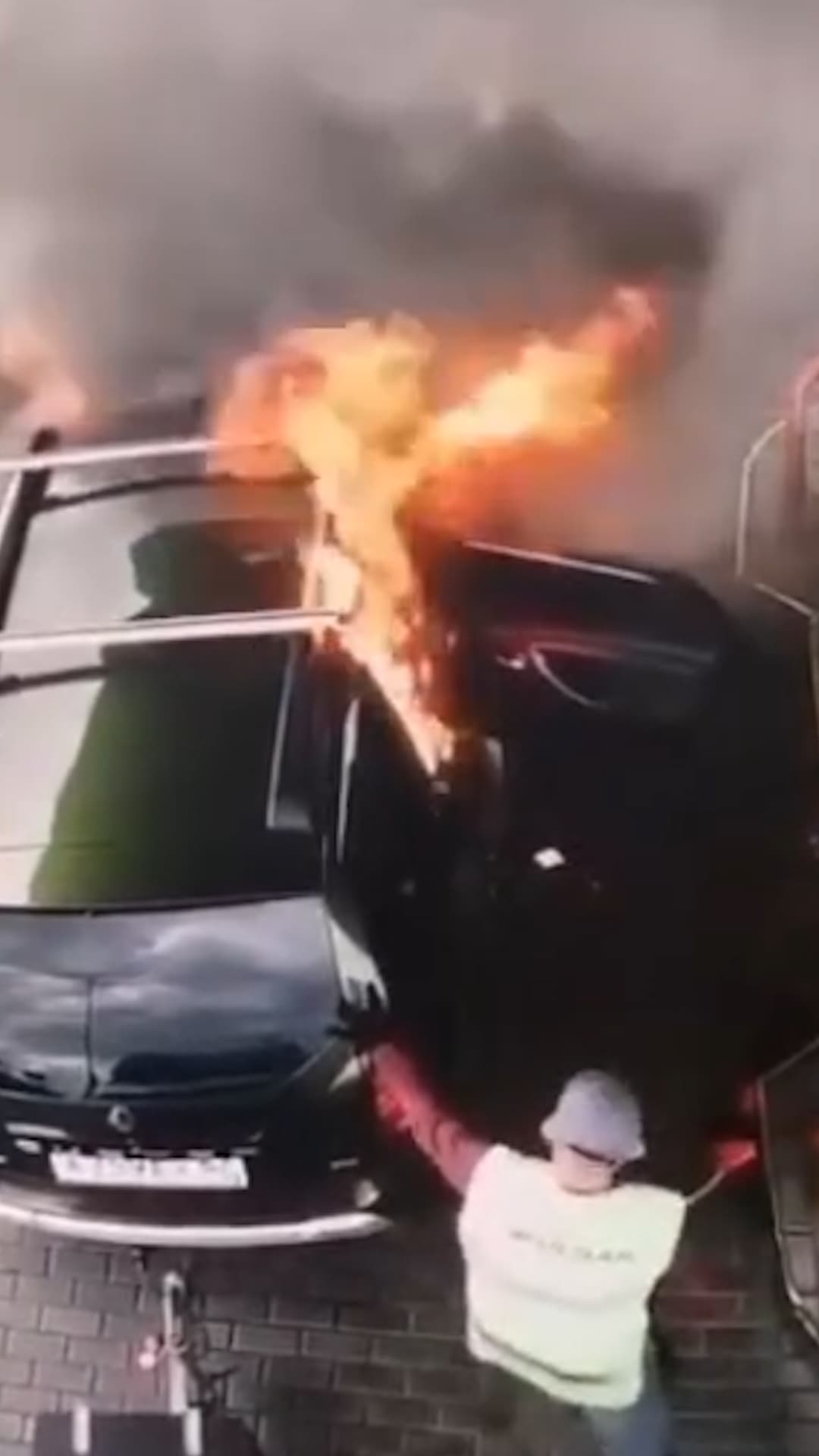Provoca un incendio al cargar gasolina en su auto