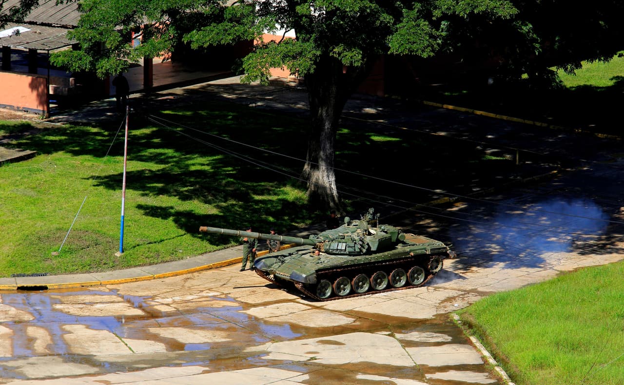 Las fuerzas armadas de Venezuela emitieron un comunicado que tachaba el ataque de "propaganda" malograda dirigida a desestabilizar el país y reafirmaron su lealtad a Maduro. En la imagen movimientos militares dentro del fuerte de Paramacay.