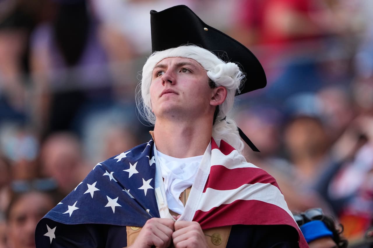 Un aficionado de Estados Unidos reacciona durante el partido de octavos de final de la Copa del Mundo de fútbol entre Estados Unidos y Bélgica en Seattle, el lunes 6 de julio de 2026.