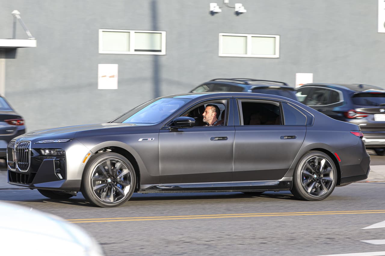Ben Affleck recientemente adquirió su BMW I7, valuado en más de 100 mil dólares.
