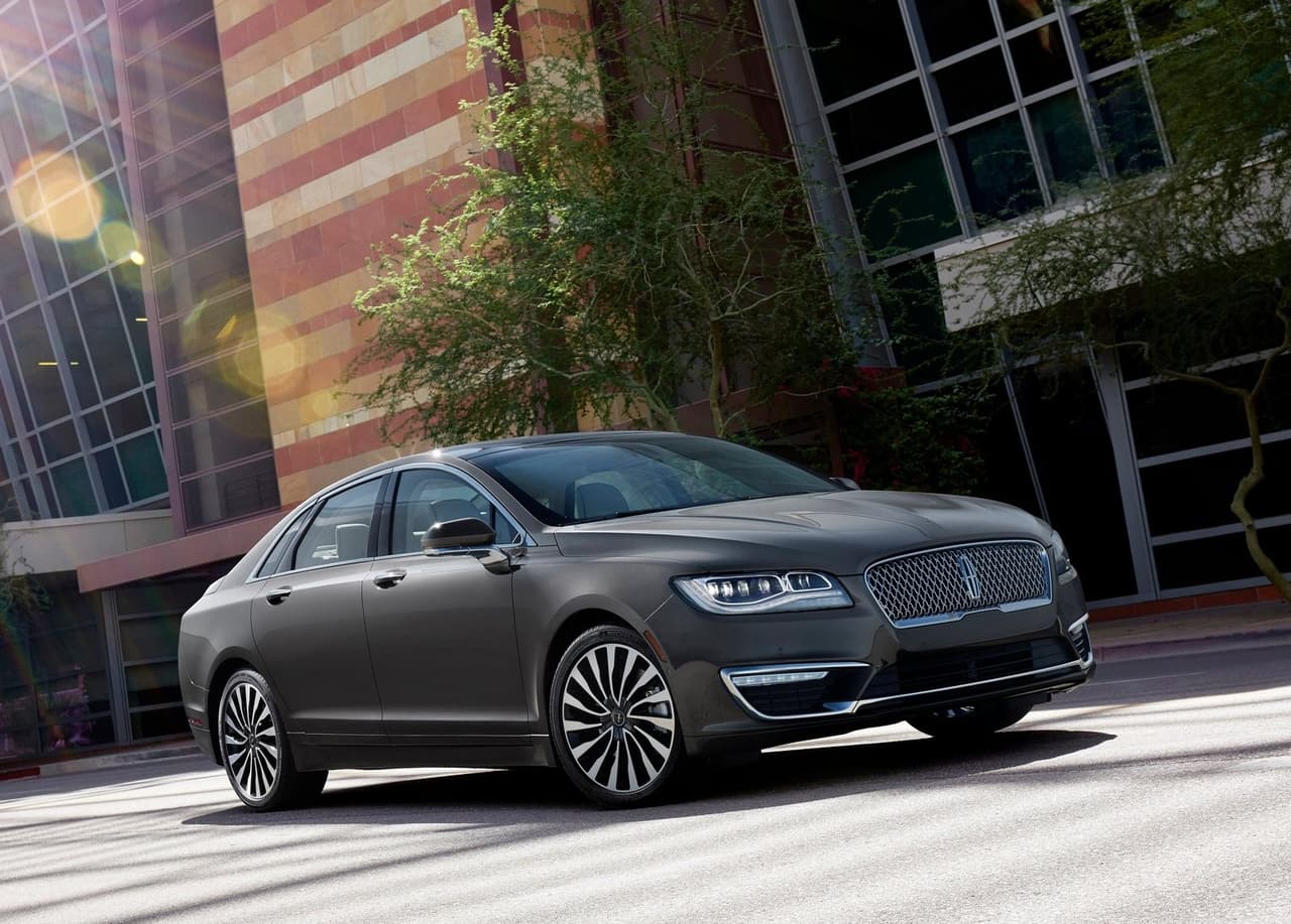 <h3 class="cms-H3-H3"><b>Lincoln MKZ</b></h3>
<br>
<br>El MKZ nunca fue un modelo estrella en la gama de productos de Lincoln. En 2007, su mejor año, sus ventas solo fueron de 34,363 unidades. En 2019, esta cifra cayó a 17,725 ejemplares. Con la salida del Continental y MKZ, la atención de Lincoln está puesta en su portafolio de vehículos utilitarios de lujo compuesto por la Aviator, Nautilus y Corsair.
<br>