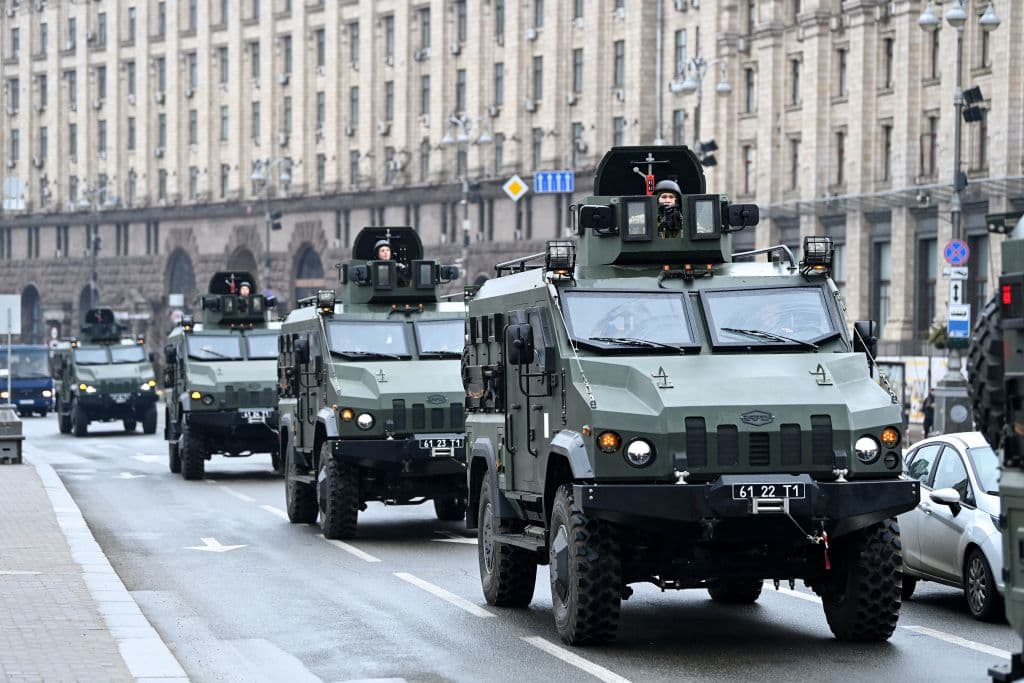 Los guardias fronterizos ucranianos anuncarion que tropas rusas cruzaron el punto fronterizo de Vilcha desde Bielorrusia hacia la región de Kiev. En la imagn se puede ver un convoy de vehículos militares atravesando la plaza de la Independencia de la capital este jueves.
