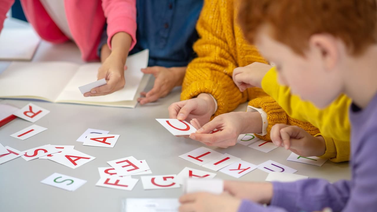 <h3 class="cms-H3-H3">San Antonio: centros de bienvenida y programas especiales </h3>
<br>En San Antonio ISD (SAISD), 
<b>las familias pueden acudir <a href="https://www.saisd.net/page/international-welcome-center" target="_blank">al International Welcome Center</a>.</b> Allí se orienta a los padres recién llegados, se evalúa a los estudiantes y se les conecta con clases de inglés en su escuela correspondiente. El centro también ayuda con recursos comunitarios y traducción de documentos. 
<br>
<a href="https://share.google/aR80TPCwENFrgcWRK" target="_blank">📍 1700 Tampico St, San Antonio</a>
<br>☎️ (210) 554-2595
<br>Por su parte, Northside ISD cuenta con programas de “newcomers” tanto en primaria como en secundaria. Estos programas
<b> ofrecen clases intensivas de inglés mientras los estudiantes continúan con materias básicas</b>, lo que facilita que se adapten más rápido al nuevo sistema escolar.
<br>☎️ (210) 397-6500