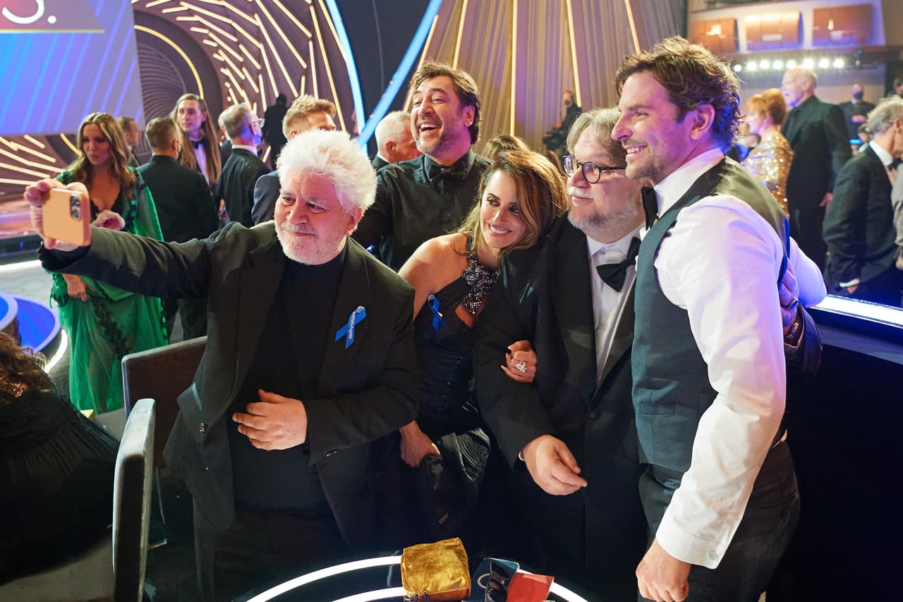 La camaradería entre grandes quedó plasmada en esta imagen cuando Pedro Almodóvar se tomó una 'selfie' junto a Javier Bardem, Penélope Cruz, Guillermo del Toro y Bradley Cooper. 
<br>