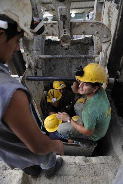 Espinosa precisó que la ausencia de lluvias en la zona ha contribuido con el rescate, aunque recordó que "los trabajos no son en la superficie, sino a 150 metros de profundidad, donde sucedió el accidente".