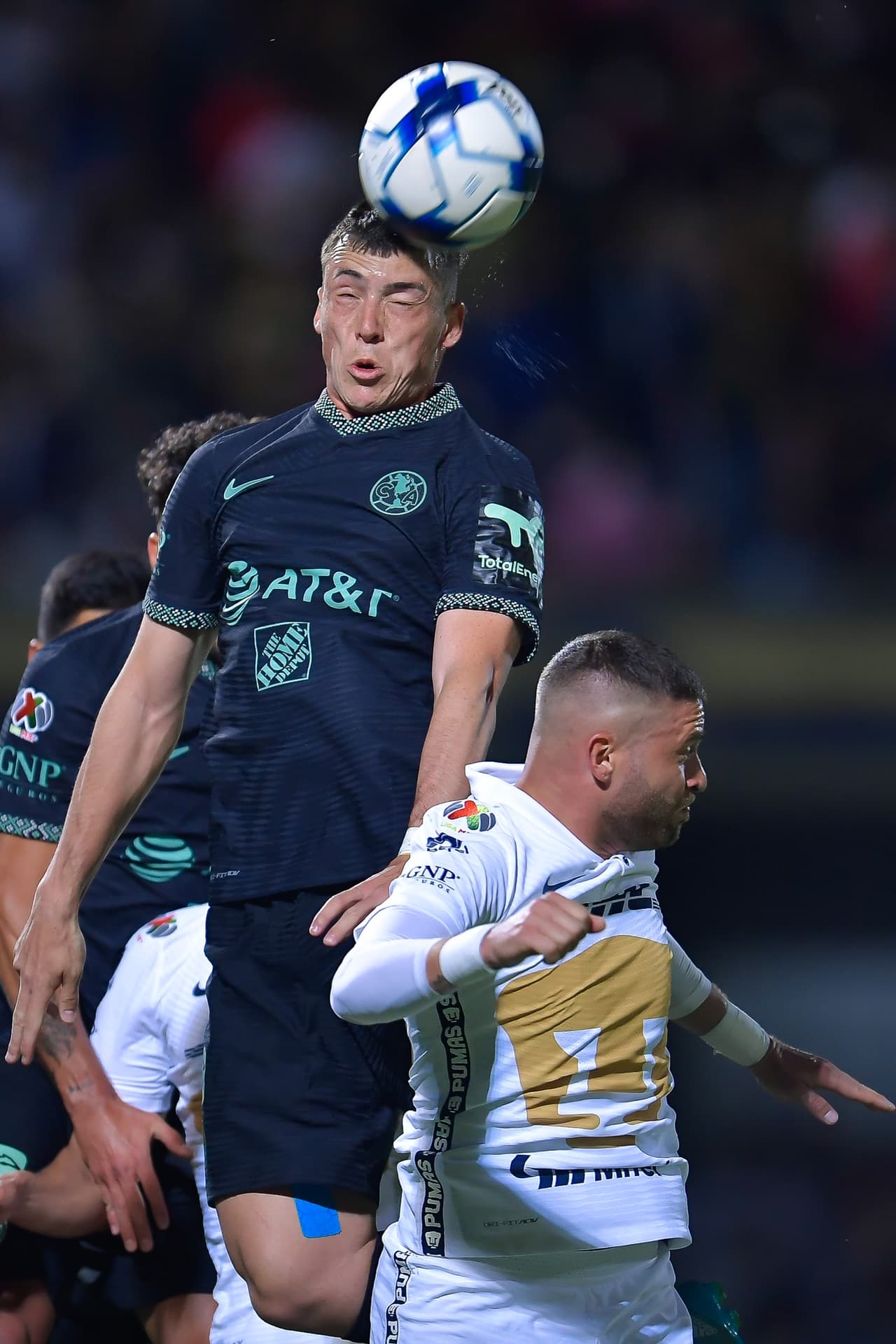 Federico Viñas peleó pero se encontró muy solo en el ataque azulcrema.