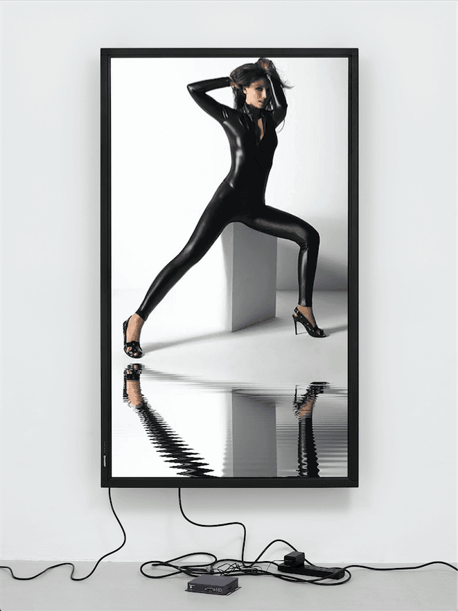 Cory Arcangel "Shania / Lakes", 2015 Archivo digital en loop, media player, pantalla plana de 70”, estructura, y varios cables. (200.6 x 92.7 x 28 cm) Galería: Lisson Feria:Art Basel Miami Beach