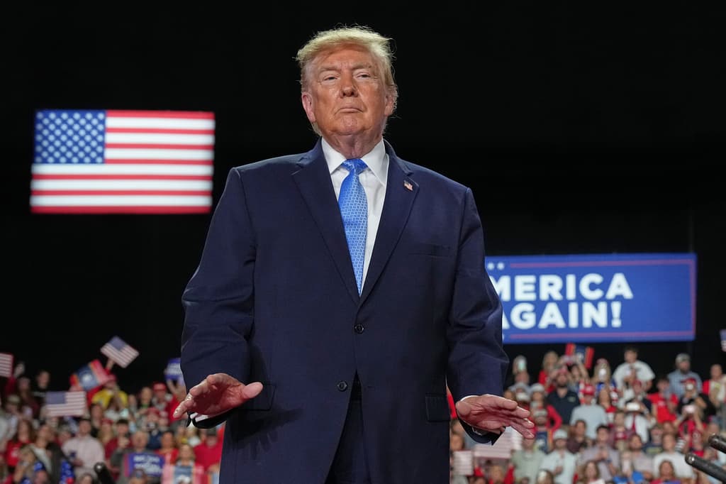 Trump llama “estúpido” a Obama tras críticas por la decoración de la Casa Blanca