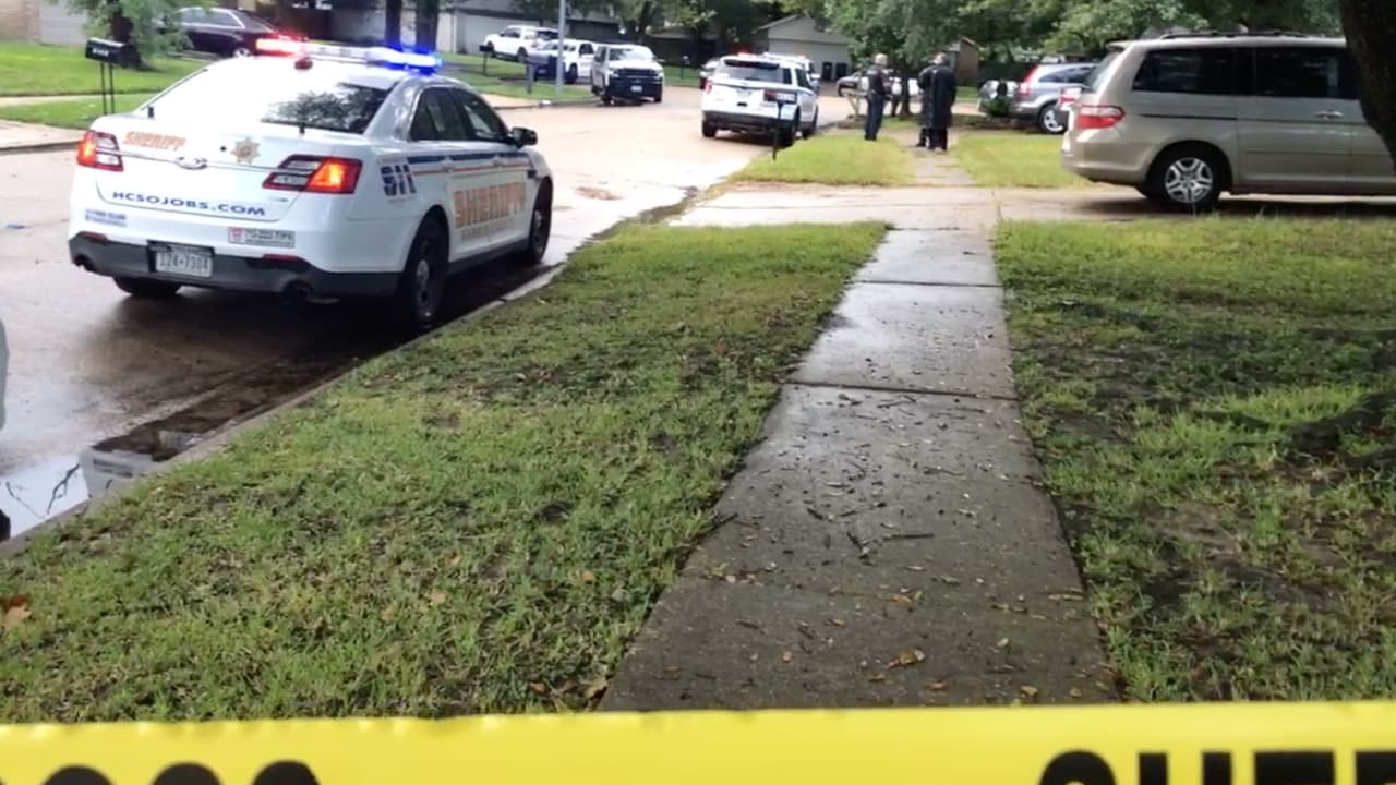 En su declaración agregó que entre 2:30 y 3:00 am despertó en la recámara de su hermana gemela y la vio con un cuchillo clavado en el cuello, cuando se dio cuenta que no estaba soñando, le sacó el cuchillo, encendió la luz y tomó una almohada para ponerle presión a la herida.