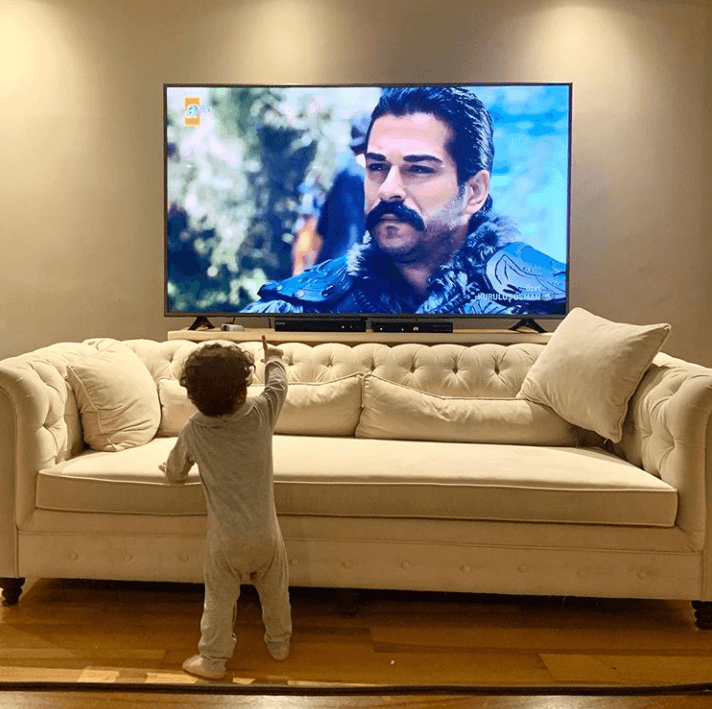 Días después de que sus papás le celebraran su cumpleaños, Karan protagonizó un momento enternecedor, descubrió a su papá en la televisión.