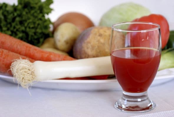Jugo de vegetales. Si no te sientes con ganas de prepararte una ensalada, puedes beber un vaso de jugo de vegetales bajo en sodio. Cargarás con antioxidantes tu sistema inmunológico y, además, te mantendrás hidratada. Si prefieres lo dulce, bebe jugo 100 por ciento frutal.