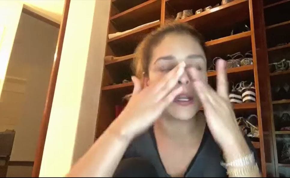 "Se fue a casa de su papá y claro que me entra la angustia, pues 
<b><a href="https://www.univision.com/famosos/grettell-valdez-recibe-criticas-por-lucir-feliz-aunque-no-puede-ver-a-su-hijo-y-sorprende-con-esta-respuesta-fotos?ds" target="_blank">no voy a poder estar con él en 15 días</a></b> hasta que pase el peligro. Es mi hijo, mi bebé, el único que tengo. En cuanto me enteré, lo único que quieres hacer es abrazarlo, protegerlo y que nada le pase", dijo entre lágrimas en el video que publicó en redes sociales.
<br>