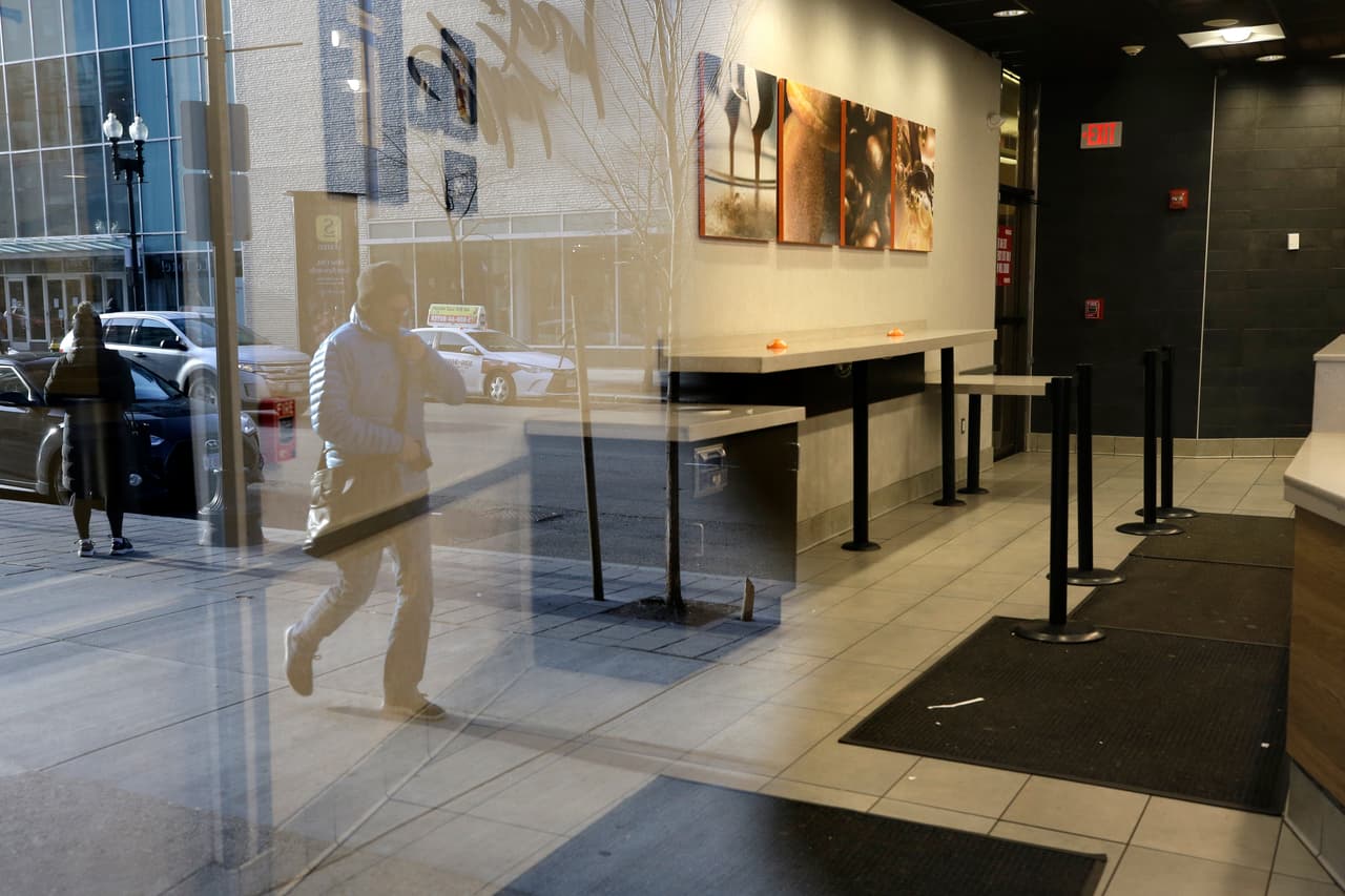 Una cafetería casi vacía en Boston, Massachusetts, a la hora pico del 16 de marzo. Los casos de covid-19 superan los 5,000 en EEUU, y han fallecido más de 90 personas.
